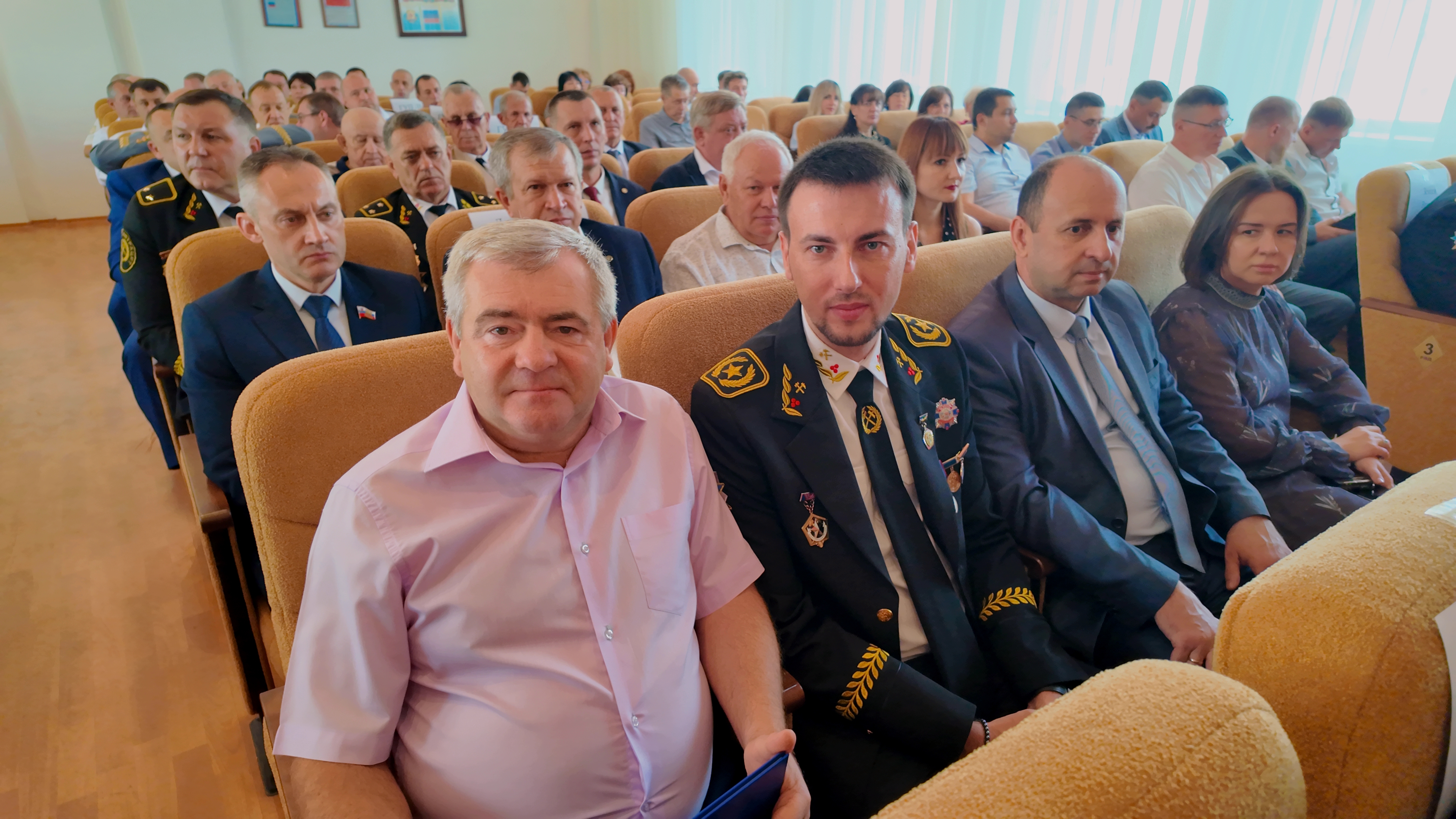 В преддверии Дня шахтёра в Минтопэнерго ЛНР наградили лучших работников угольной отрасли